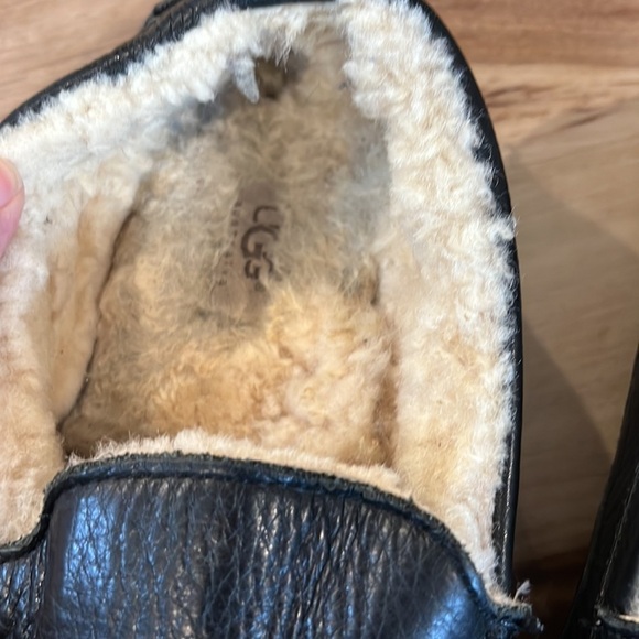 Ugg Ascot slipper great preloved condition. Us size 12 black leather - Picture 6 of 6